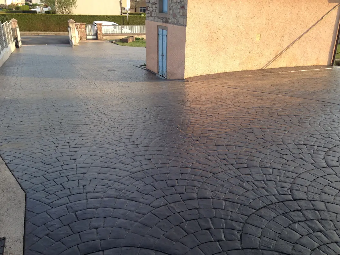 Maison pavée avec du béton imprimé à l'extérieur à Nevers